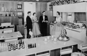 7 colores de pintura de cocina populares de los años 50 que merecen un renacimiento