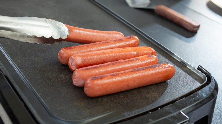 Perritos calientes cocinados en una plancha