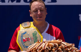 Esta es la mejor manera de cocinar hot dogs, según Joey Chestnut