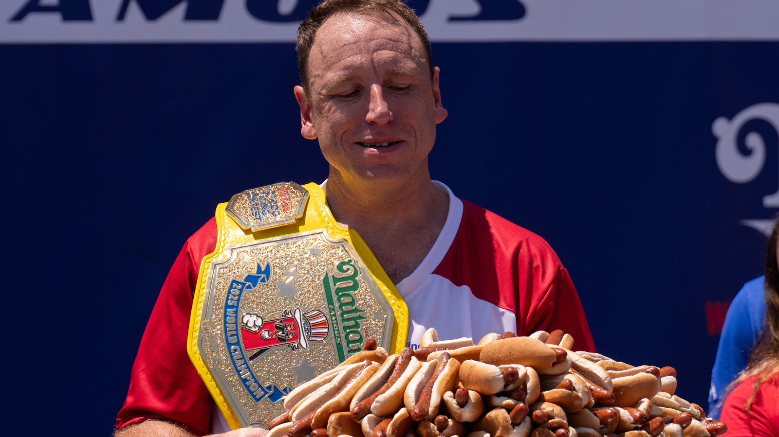 Esta es la mejor manera de cocinar hot dogs, según Joey Chestnut