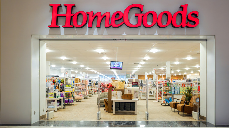 Una entrada de HomeGoods en un centro comercial.