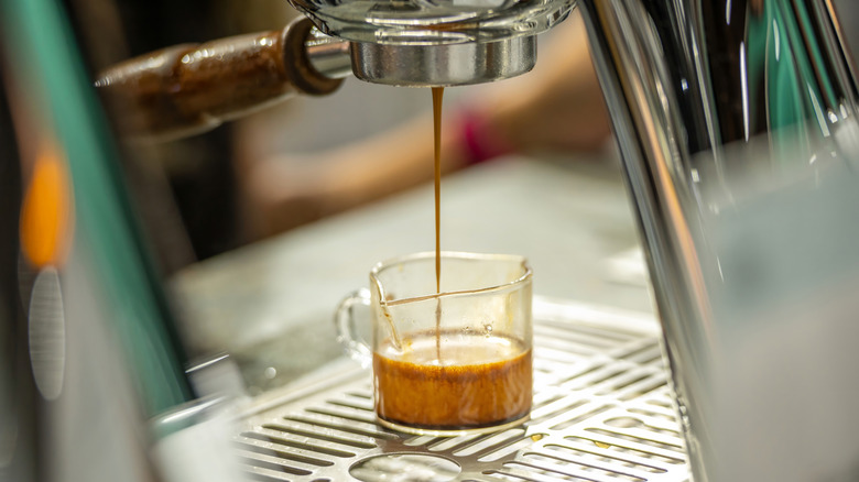 Espresso goteando de la máquina de café espresso