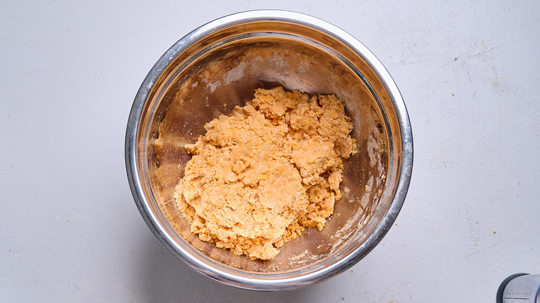 harina y leche combinadas en una masa