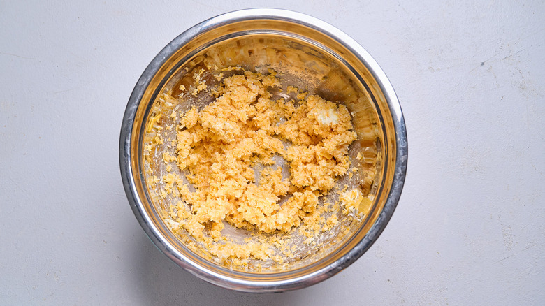 mantequilla y queso batidos en un bol