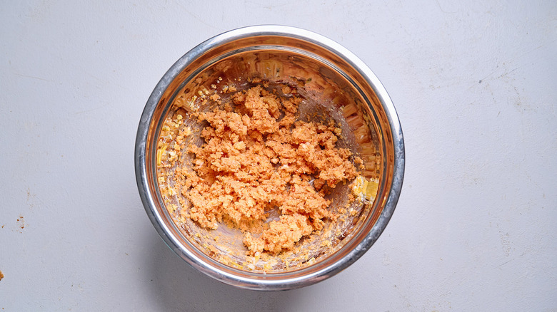 mezclar pasta de tomate con la mezcla de mantequilla