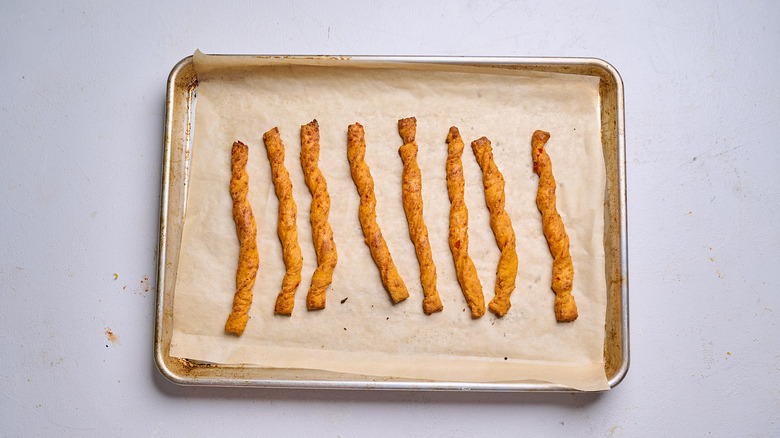 Pajitas de queso al horno en una bandeja