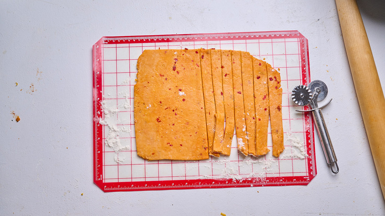 cortar la masa en tiras con un cortador de masa