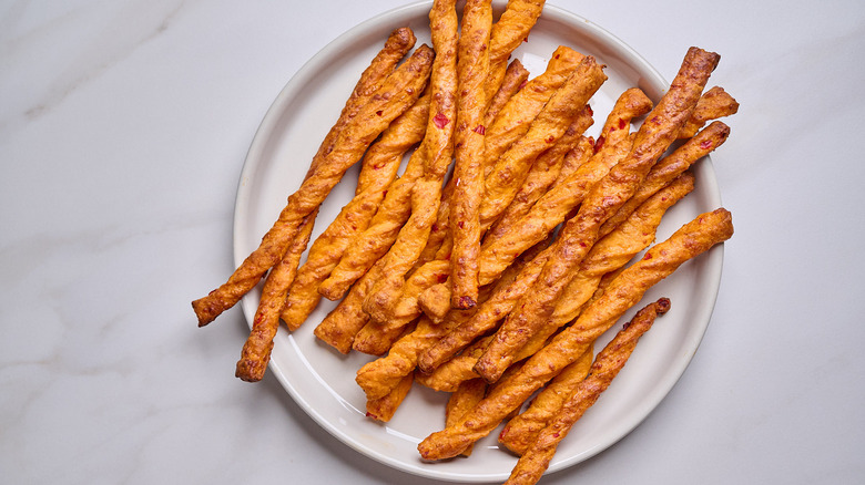 pajitas de queso apiladas en un plato
