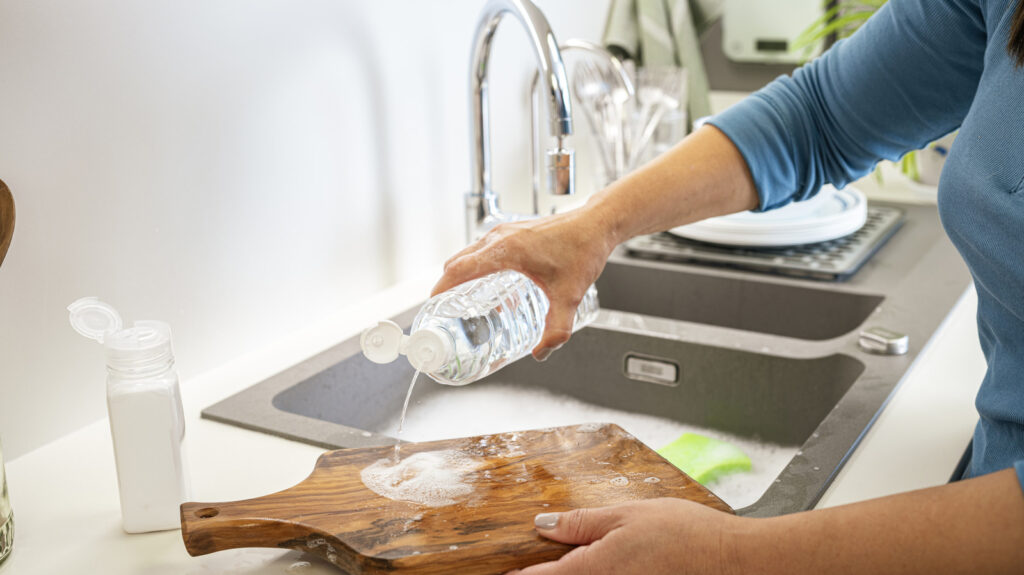 La mejor esponja para tu cocina no es Scrub Daddy, según Consumer Reports