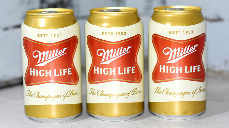 Tres latas Miller High Life