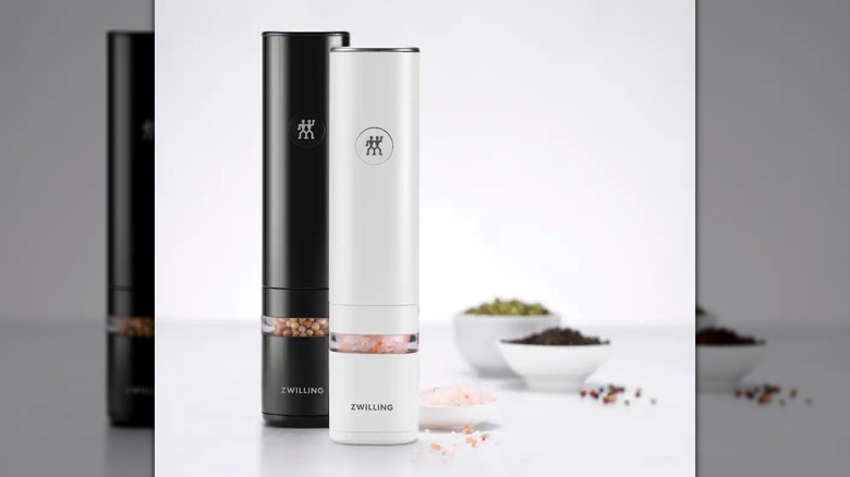 ZWILLING Enfinigy Molinillo eléctrico de sal y pimienta sobre un fondo blanco.