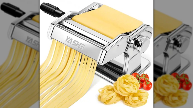 YASHE Pasta Maker sobre fondo blanco, junto a fideos y tomates