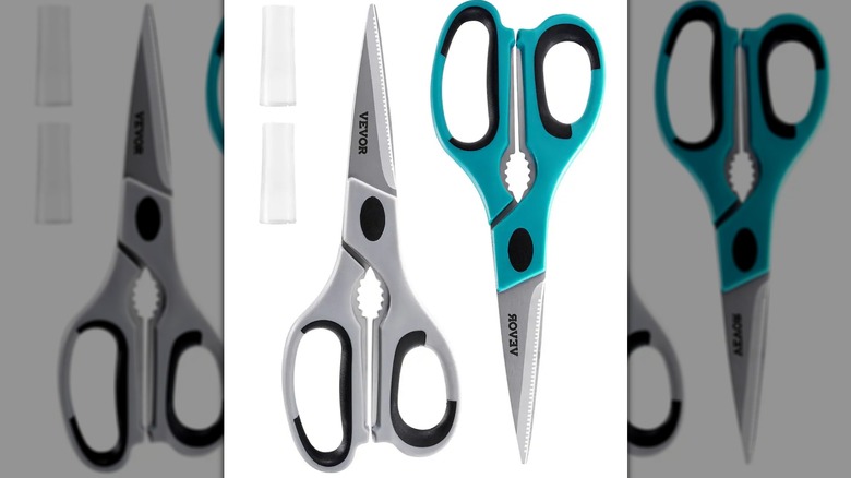 Dos tijeras de cocina de acero inoxidable VEVOR con fundas sobre fondo blanco