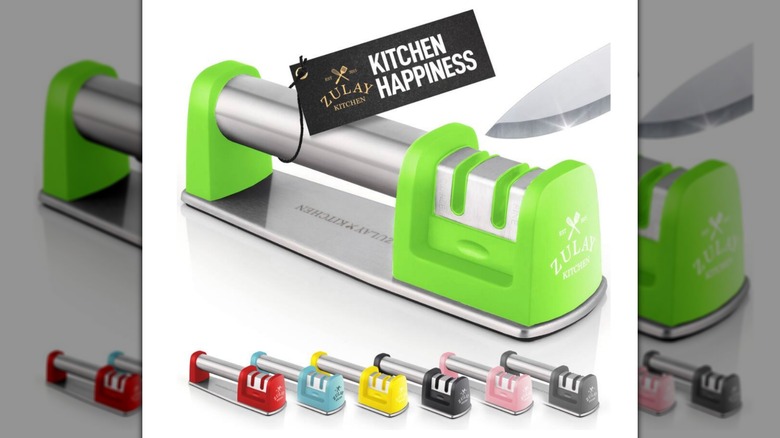 Afilador de cuchillos Zulay Kitchen Premium sobre un fondo blanco