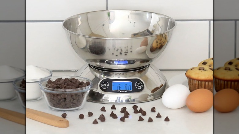 Báscula de cocina Escali Rondo junto a muffins, huevos y chispas de chocolate