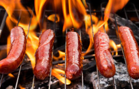 Esta marinada hace que las salchichas exploten de sabor, y solo tiene 3 ingredientes