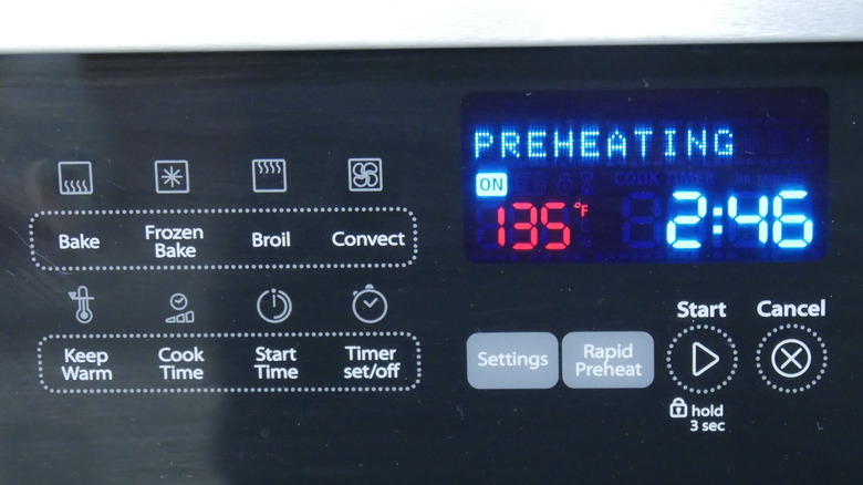 Horno con pantalla digital que muestra el precalentamiento.