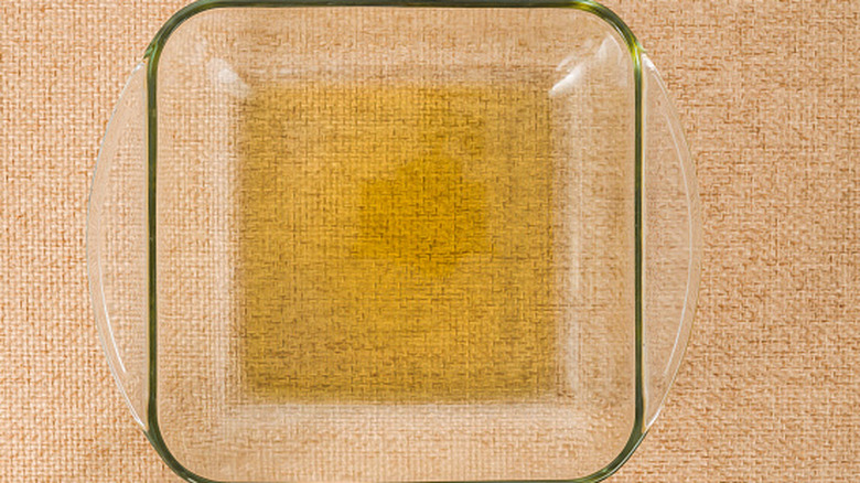 Líquido que cubre el fondo de un plato de Pyrex.