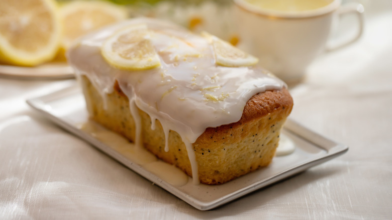 Pastel de limón rociado con almíbar en una bandeja