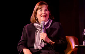 Dale un toque de sabor al pastel de yogur de limón con el consejo de Ina Garten