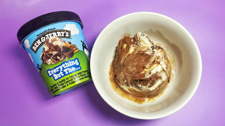 Pinta de Ben & Jerry's Everything But The y un tazón de helado