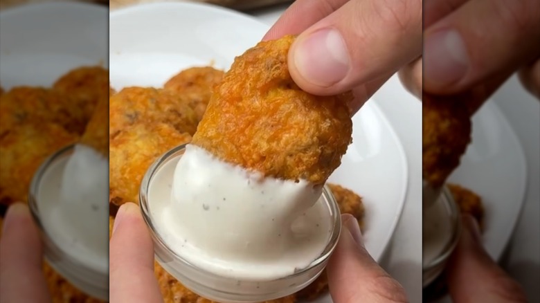 Nuggets de pollo asado bañados en salsa