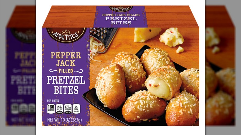 Una caja de picaduras de pretzel rellenas de Appetitos Pepper Jack sobre un fondo blanco