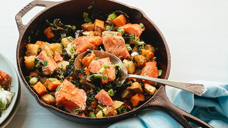 Hash de salmón en sartén de hierro fundido