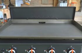 Una pareja utiliza contenedores de Home Depot para crear un almacenamiento sencillo en Blackstone