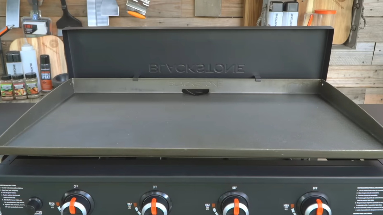 Una pareja utiliza contenedores de Home Depot para crear un almacenamiento sencillo en Blackstone