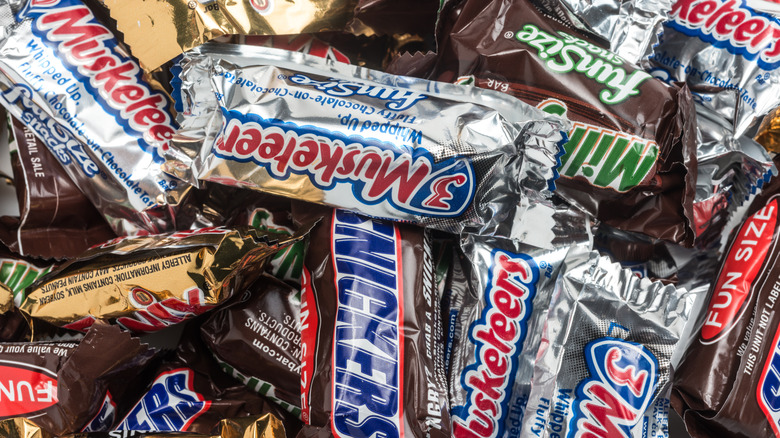 Una variedad de barras Snickers, Three Musketeers y Milky Way
