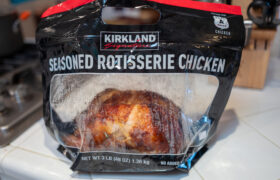 Dale un toque de sabor a tu pollo asado de Costco con un truco de condimento