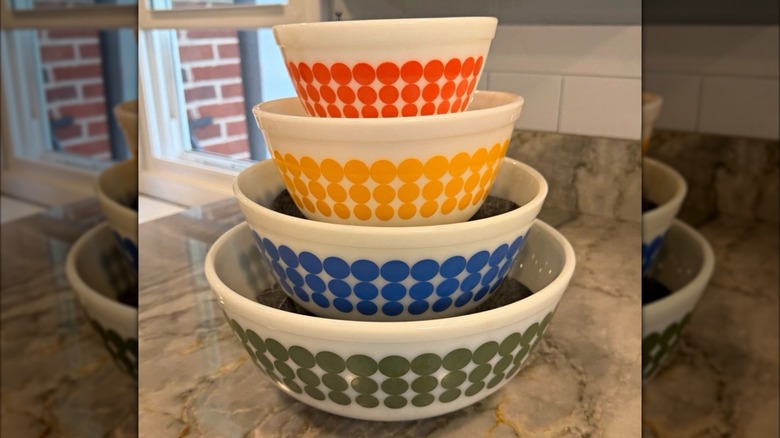 Cuatro tazones para mezclar de puntos Pyrex apilados
