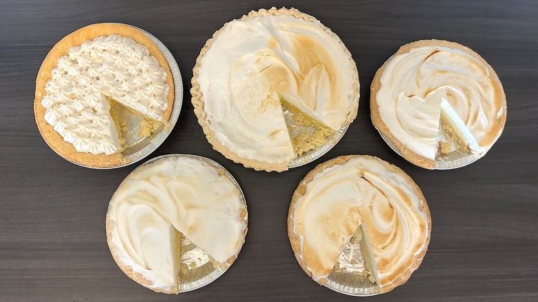 Cinco tartas de merengue de limón a las que les faltan rodajas