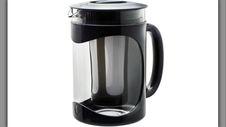Primula's Burke Cold Brew Cafetera sobre un fondo blanco.
