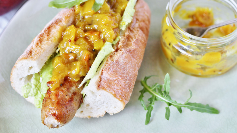 salchicha en rollo con verduras y chutney amarillo
