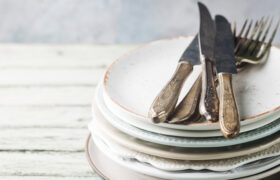 ¿Las tiendas de segunda mano suelen lavar los platos antes de venderlos?