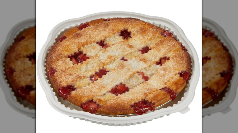 Tarta de manzana y bayas sobre fondo blanco.