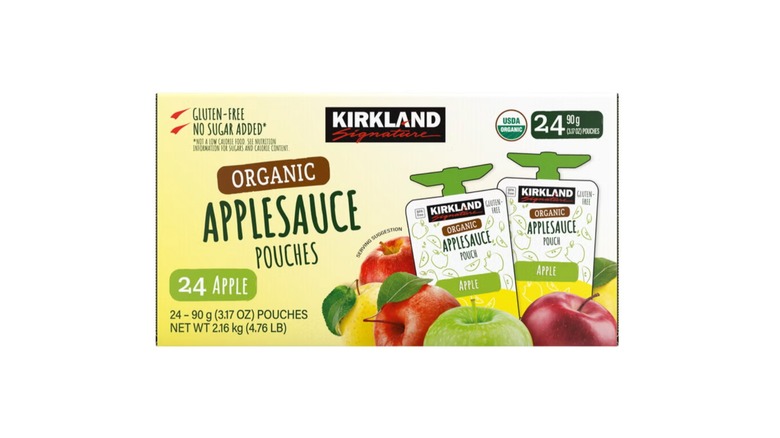 Caja de bolsitas de puré de manzana sobre fondo blanco.