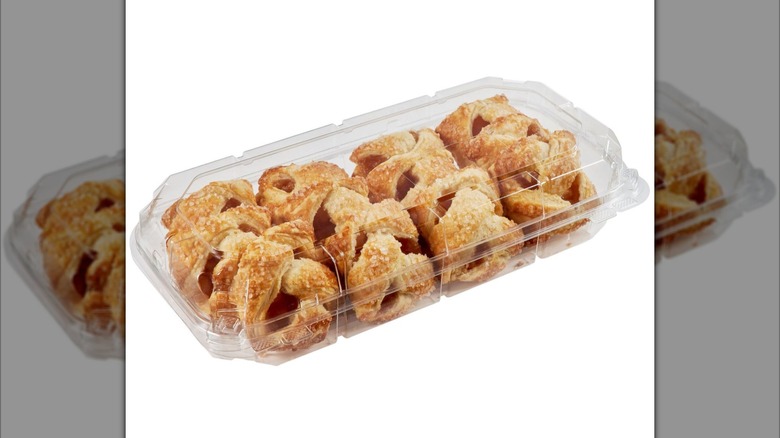 Picaduras de strudel de manzana con caramelo sobre fondo blanco