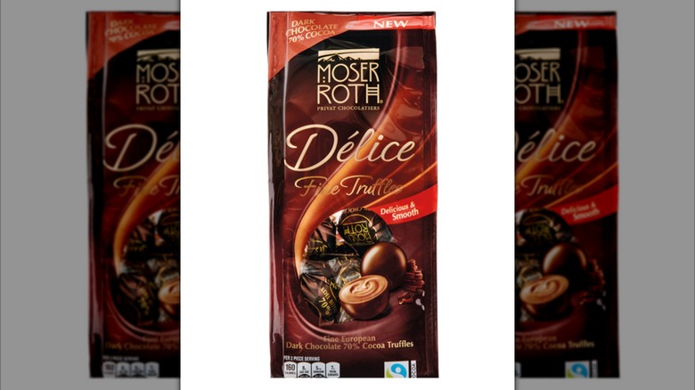 Moser Roth trufas de chocolate negro sobre fondo blanco.