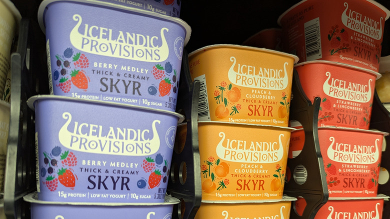 Provisiones islandesas skyr en el estante de la tienda