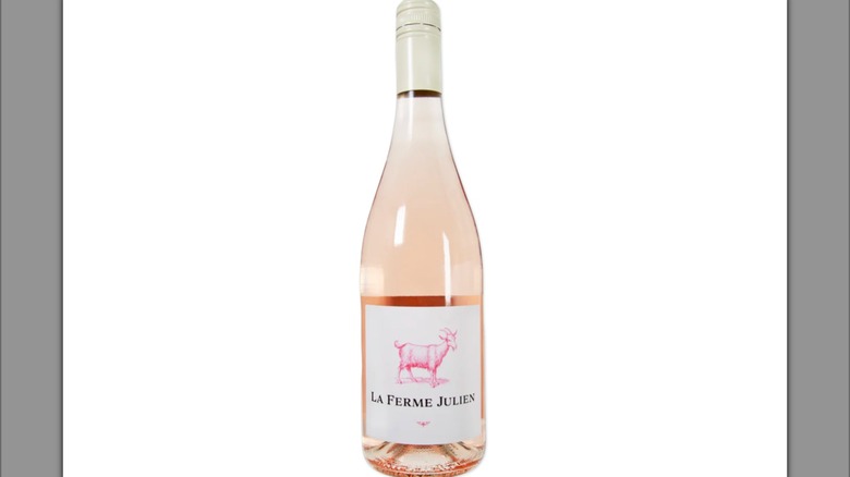 Botella La Ferme Julien Rosé con fondo blanco.