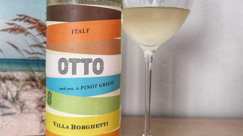 Villa Borghetti OTTO Pinot Grigio botella y etiqueta con un poco de vino vertido en una copa de vino