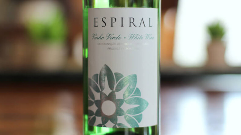 Botella de vino Espiral Vinho Verde con un fondo borroso