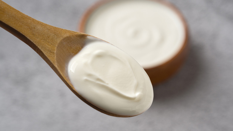 Cuchara de madera con yogur griego