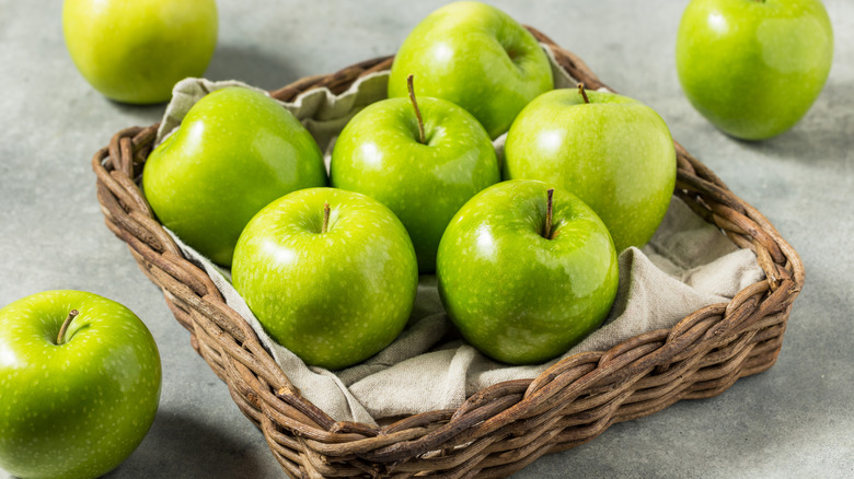Cesta de manzanas verdes Granny Smith