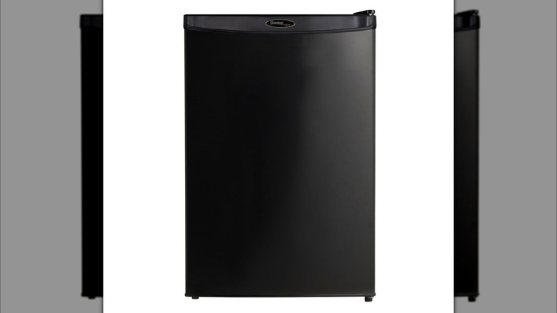 Mini nevera Danby DAR044A4BDD-6 en color negro