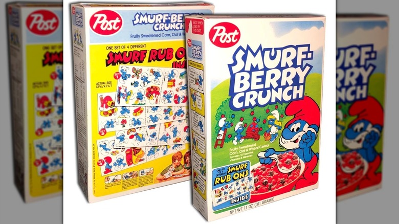 La vista frontal y posterior de una caja de cereal Smurfberry Crunch sobre un fondo blanco.