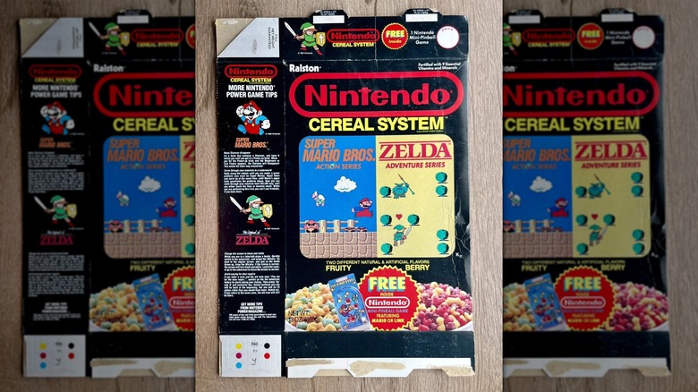 Una caja aplanada de Nintendo Cereal System sobre una mesa de madera